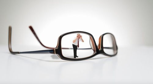 美瞳产业火爆背后 一场颜值经济的狂欢与眼镜销售的转型