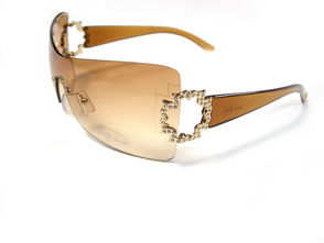 专业眼镜直销店进驻南京东路写字楼，提供医学验光与高性价比眼镜